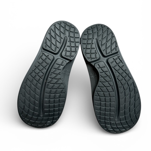 OOFOS Oocloog Clogs Black Comfort Recovery Slip On Loafers 
US Men's 6 Women's 8 - Picture 3 of 8